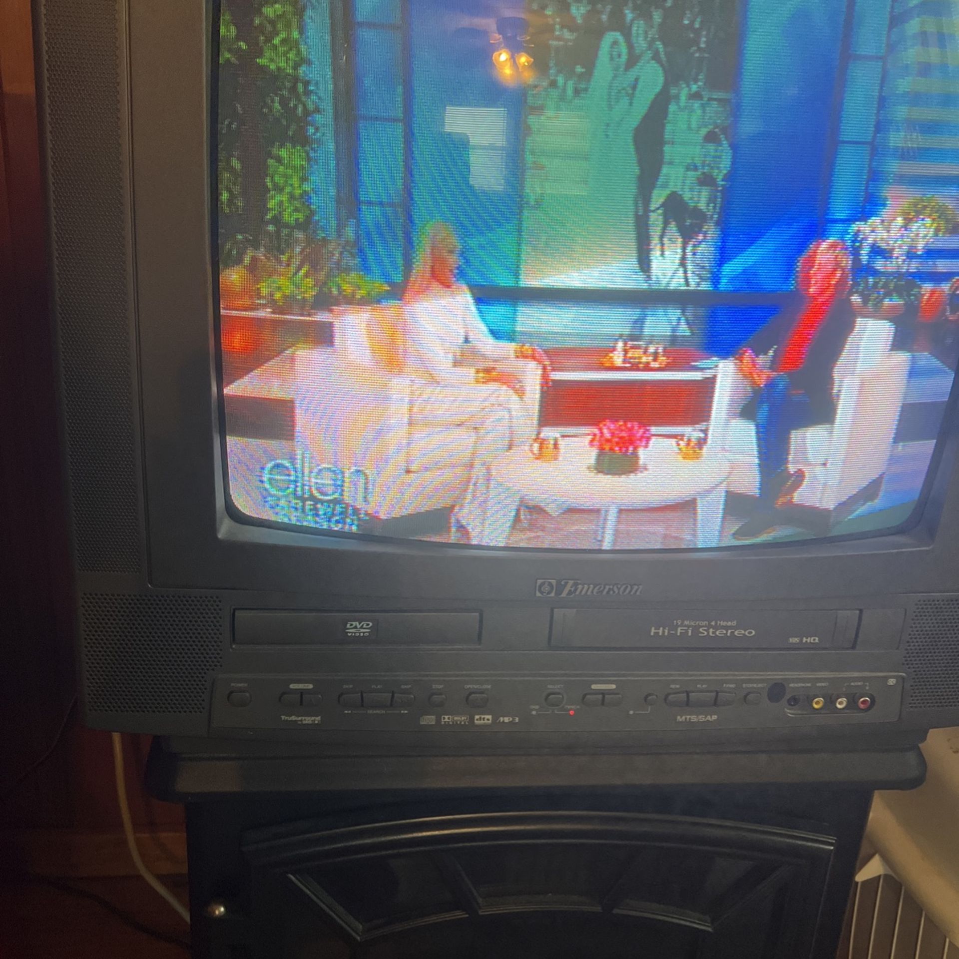 Emerson Vintage Tv, DVD, VHS Combo 30  In Diagonal, 20 Inch Deep, 22 Wide