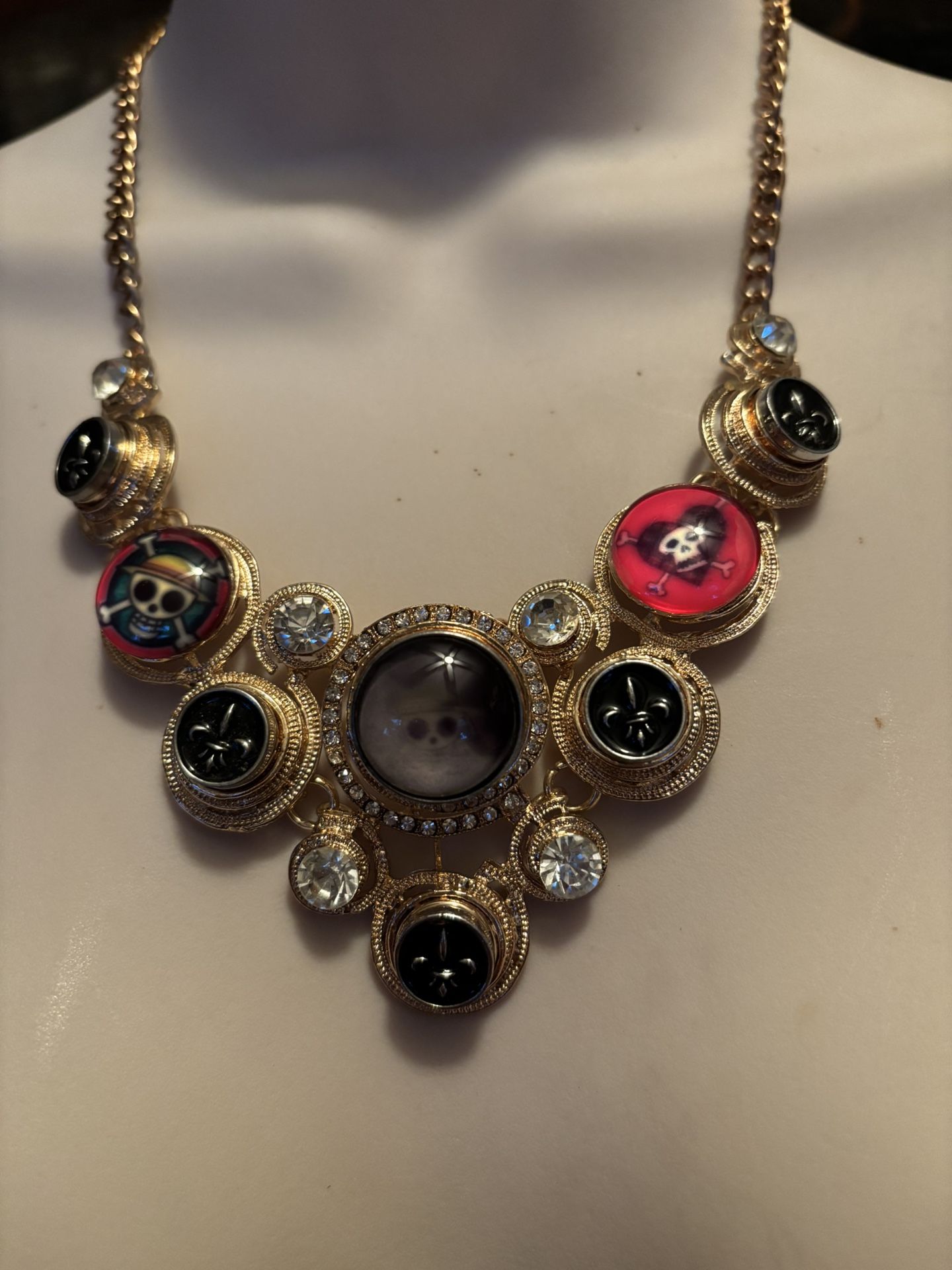 💎💀Halloween Statement Skull Necklace Fleur de Lis Beautiful & Engaging!💀💎