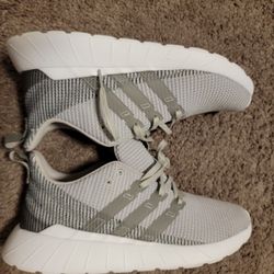 Adidas - Men's Size 8 - Worn Once 