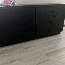 Black Heavy Dresser With 2 Nightstands 