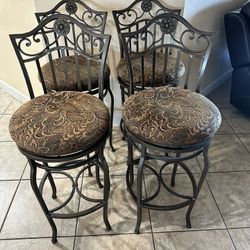 Juego De Comedor Antiguo  Con 4 Banquetas 