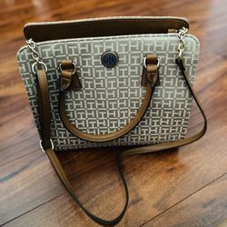 Brand NEW!!! Tommy Hilfiger Purse