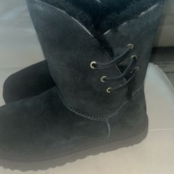 Women’s size 8, UGGs