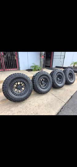 17" LOCK w/ 35" Tires