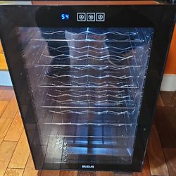 28 Bottle Wine Cooler Fridge Refrigerator With Chrome Racks. Temperature Monitor