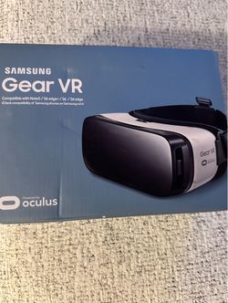 Samsung Gear VR Headset in White and Black with Oculus