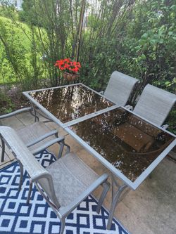 Patio set chairs with table