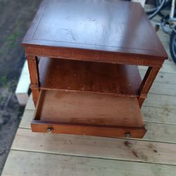 Mesa para Sala o Recamara Cuadrada de 2 niveles y con Gavera enfrente