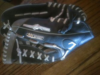 Baseball Mitt for sale very nice condition