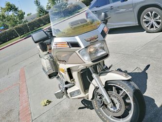 1986 goldwing gold wing SE-i. Well kept. Only 24k miles. Runs good