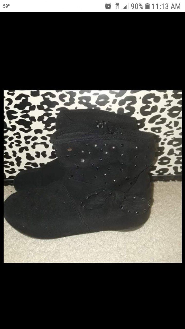 Girls black boots size 1
