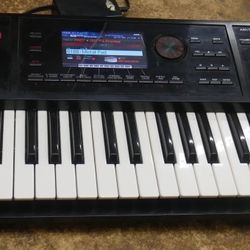 ROLAND KEYBOARD FA06 WITH ADAPTER SOME KNOBS ARE DAMAGED LOOK AT THE PICTURES USED TESTED 871324-1 