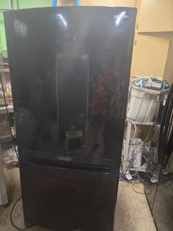 Samsung 19 Cubic Feet Black bottom freezer REFRIGERATOR