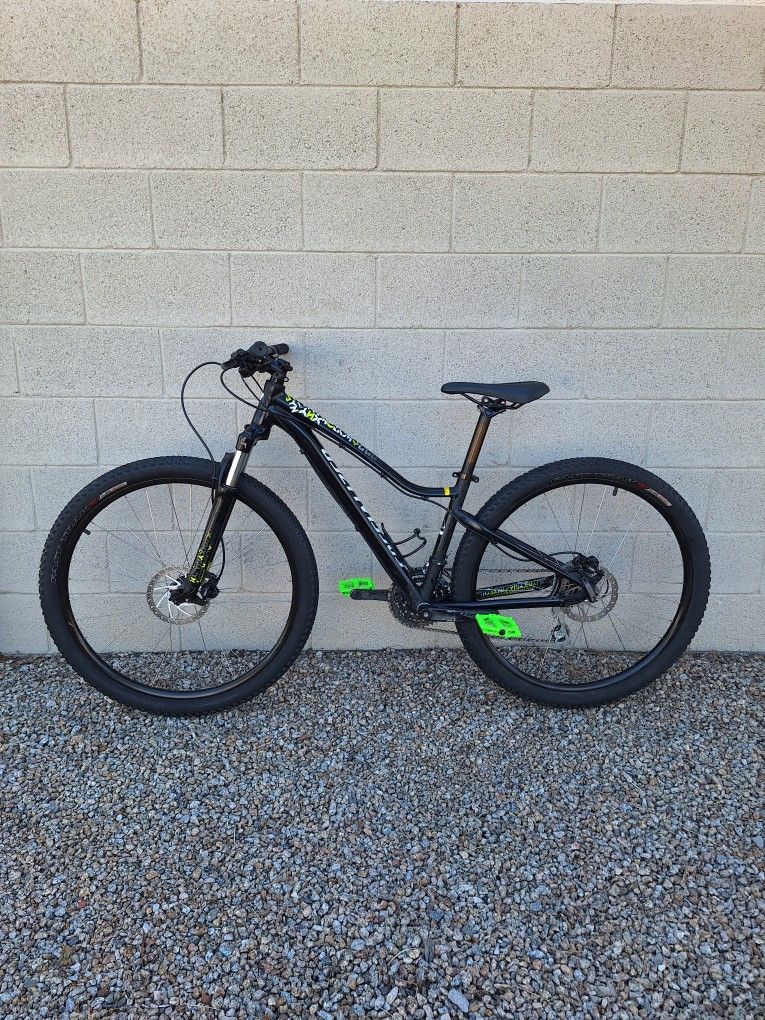 SPECIALIZED JYNX 27.5 INCH MOUNTAIN BIKE LIKE NEW ( CHECK MY OTHER BIKES)
