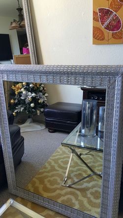 Este es un hermoso espejo decorado completamente con un fino metal plateado es muy elegante y perfecto para ti