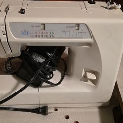 SEWING MACHINE  Selling ASAP 