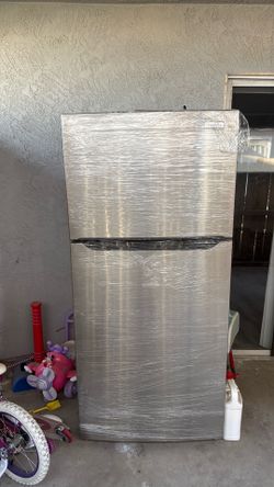 Frigidaire top freezer bottom fridge