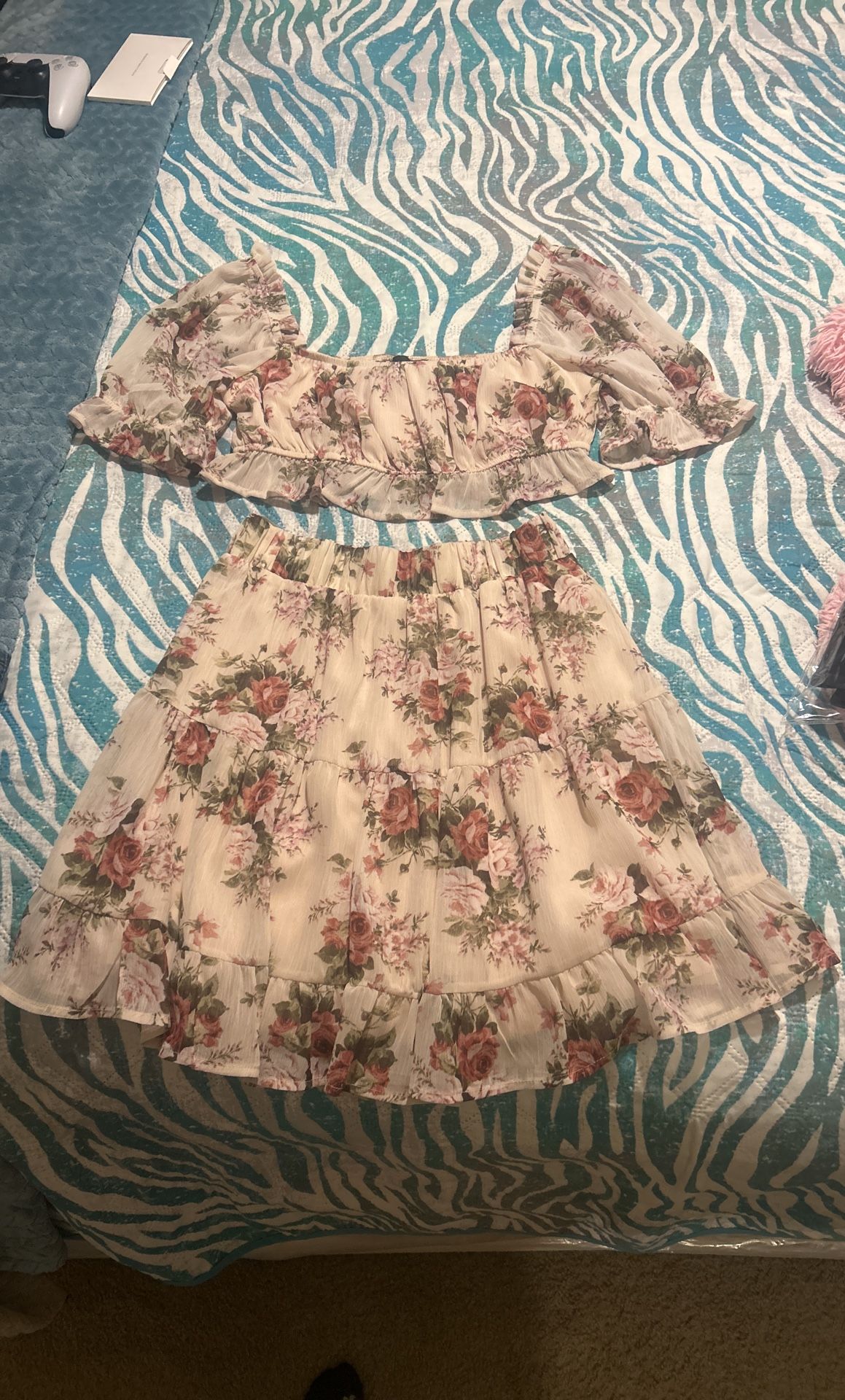 Set of crop top & skirt