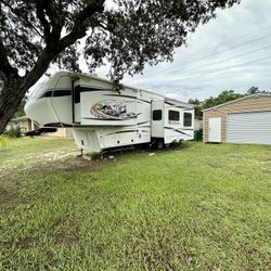 2012 33’ Keystone Montana Fifth wheel