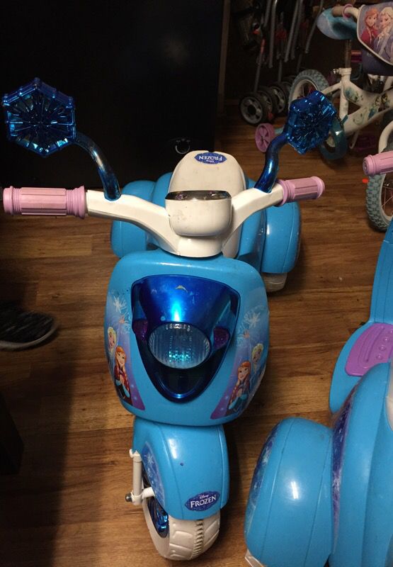 Two frozen Elsa Anna scooter comes with charger