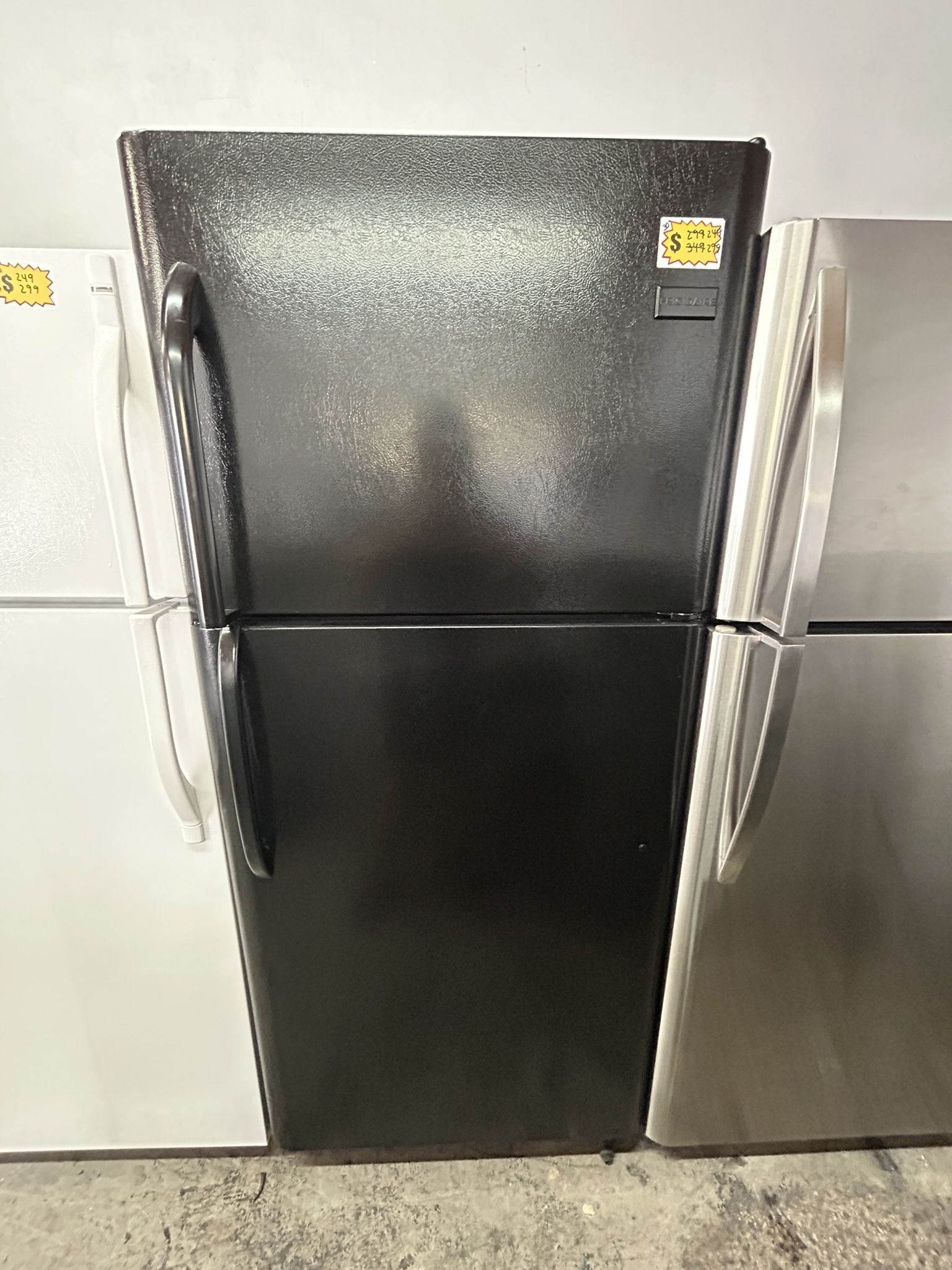 FRIGIDAIRE 30” TOP AND BOTTOM REFRIGERATOR