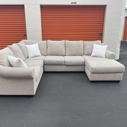 FREE DELIVERY!!! Gray 4 piece sectional couch with chase 