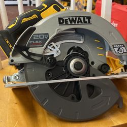 DEWALT 20-Volt MAX Cordless Brushless 7-1/4 in. Circular Saw with FLEXVOLT ADVANTAGE (Tool Only)