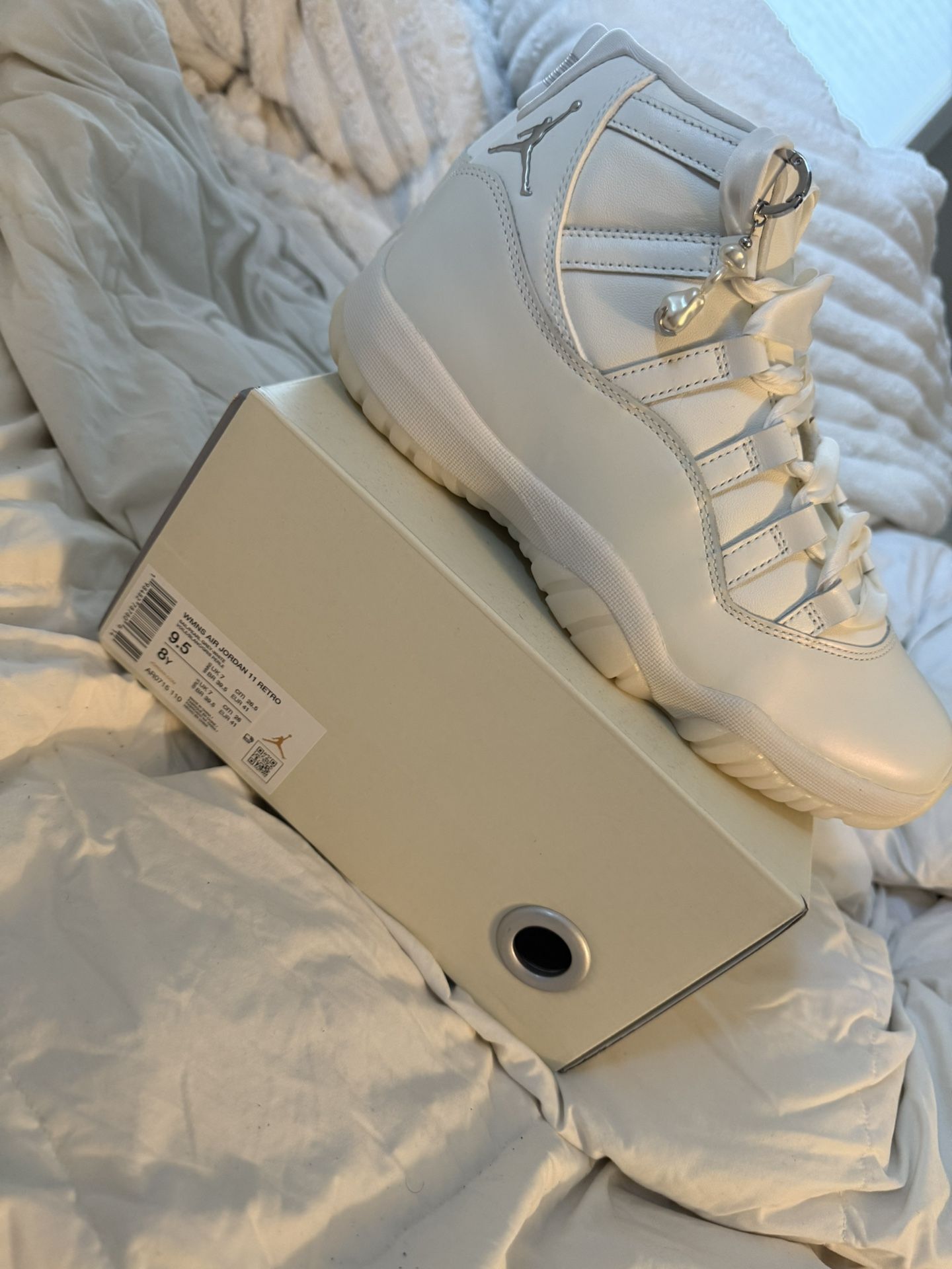 Jordan 11 Pearl
