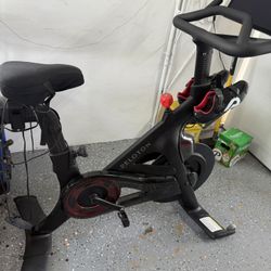 PELOTON BIKE + W/ SHOES