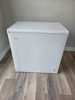 Reliable Hotpoint HHM7SRBWW chest freezer is white. This free-standing unit has a 7.0 cubic foot capacity and uses R600a refrigerant. The exterior is