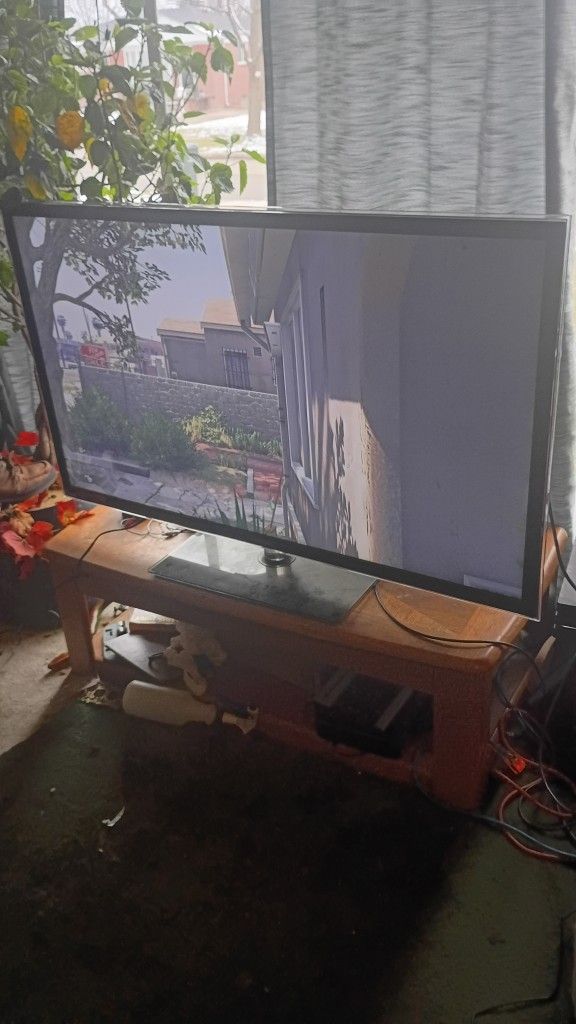 65-in Samsung UHD TV Smart TV