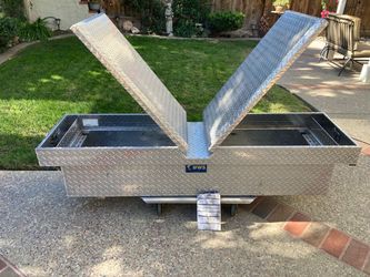 Truck Tool Box UWS Like New Save $300.  With Keys/Locks
