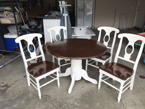 Photo 4 person dining table with extension leaf