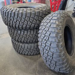 Set of Lightly Used 37 12.50 R17 BFG KM3 's