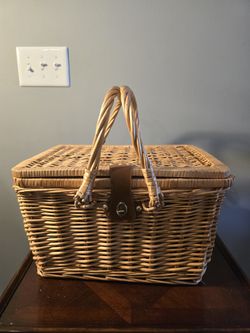 Vintage Picnic Basket Never Used $60.00. READ DESCRIPTION?