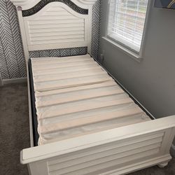 Hevertys Newport Panel Bed, Twin, Distressed White M