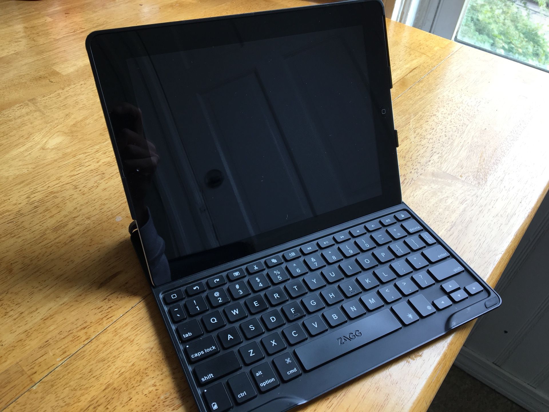 Apple iPad 3rd Gen 16 GB - Black (includes Zagg Keyboard Case + Belkin Charger)