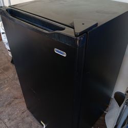 Mini fridge 