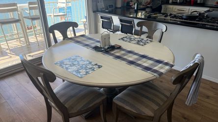 Ethan Allen dinning extendable table with chairs $250 Comes with leaf