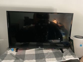 30INCH LG HD TV WITH ROKU