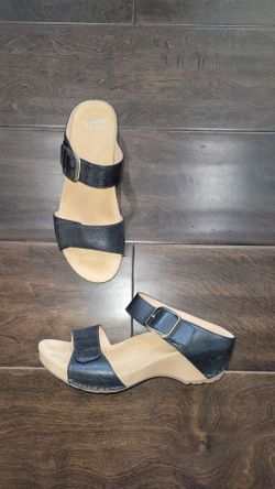 Dansko Tanya Black Learher Slide Sandals Comfort Shoe Size 39 8.5 - 9 Adjustable Excellent Condition PRICE Is Firm Cash Only