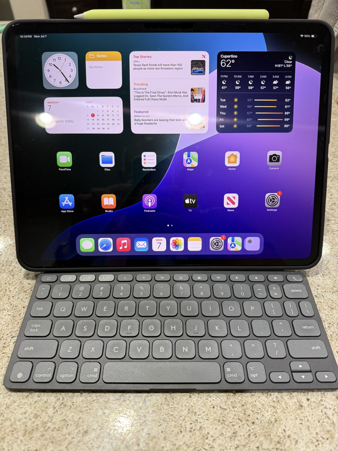Apple iPad Pro 13” M4 Pro 256gb WiFi + Cellular Unlocked Pencil Pro Folio And Logi Keyboard $1800+ BUNDLE!