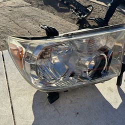 Toyota Tundra Right Headlight Oem