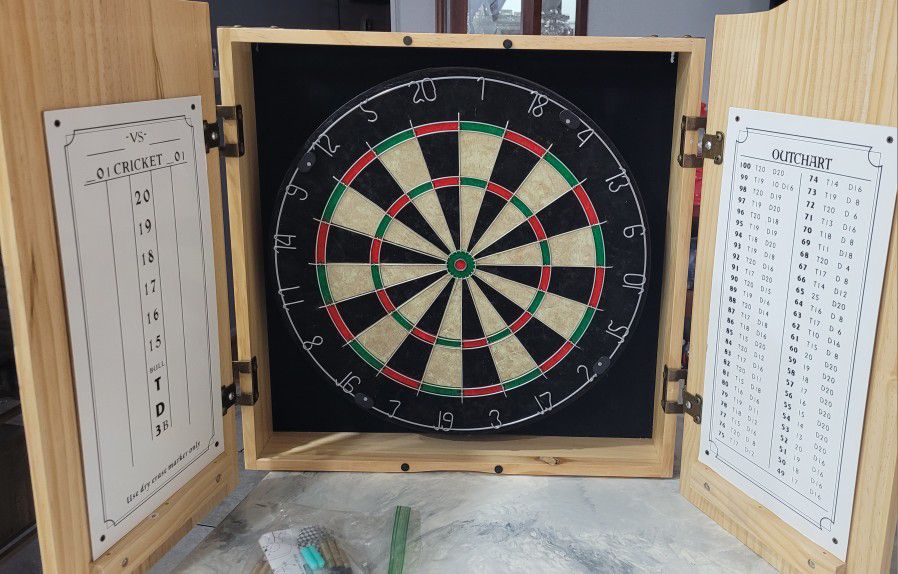 Guinness Toucan Dart Board with 6 Steel Tip Darts