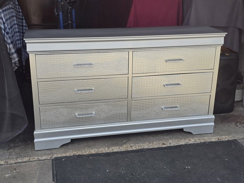 DRESSER