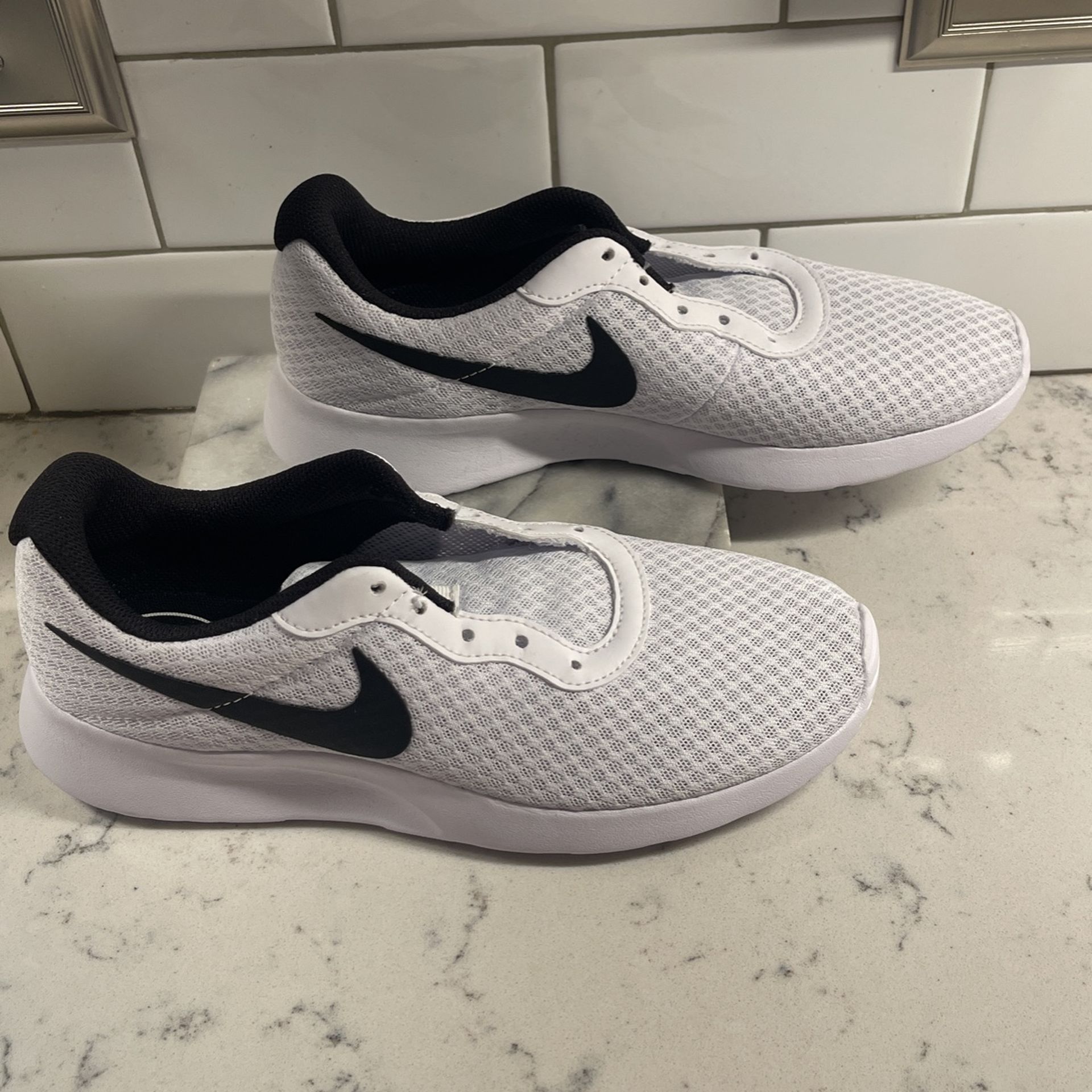 Ladies Brand New White Nike Tennis Size 8. 