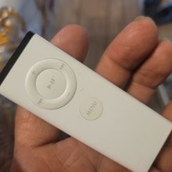 APPLE TV  REMOTE CONTROL 