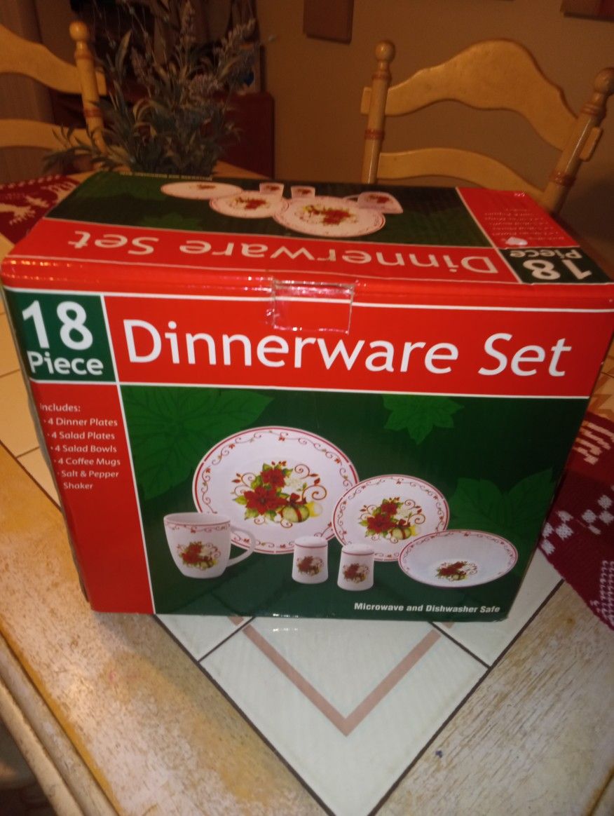 BRAND NEW 18 Piece Christmas Poinsettia Decorative Dinner Set