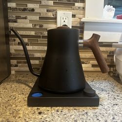 Fellow Stagg EKG Electric Pour-Over Kettle – Matte Black w/ Walnut Handle & Lid
