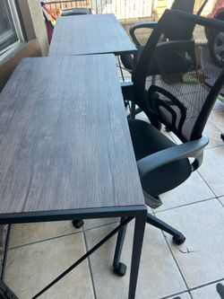 Desk with 2 rolling chairs